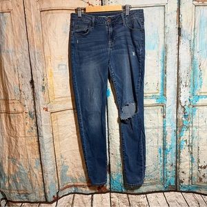 ⭐️3 for $11⭐️5 for$15⭐️Old Navy's distressed Rock star jeans